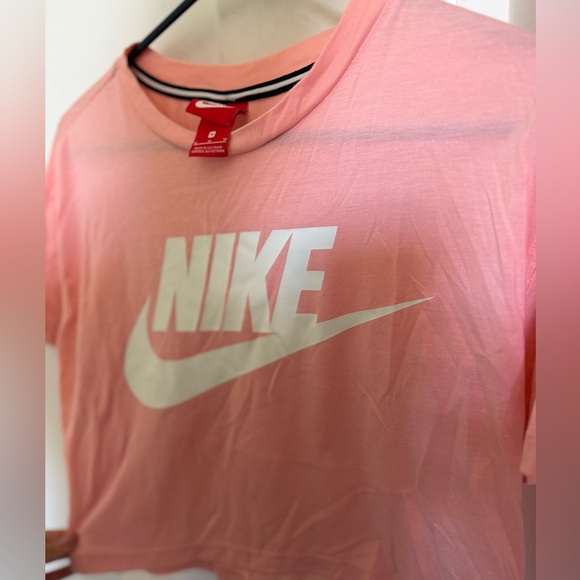 Nike women’s cropped T-shirt Medium - Picture 3 of 3